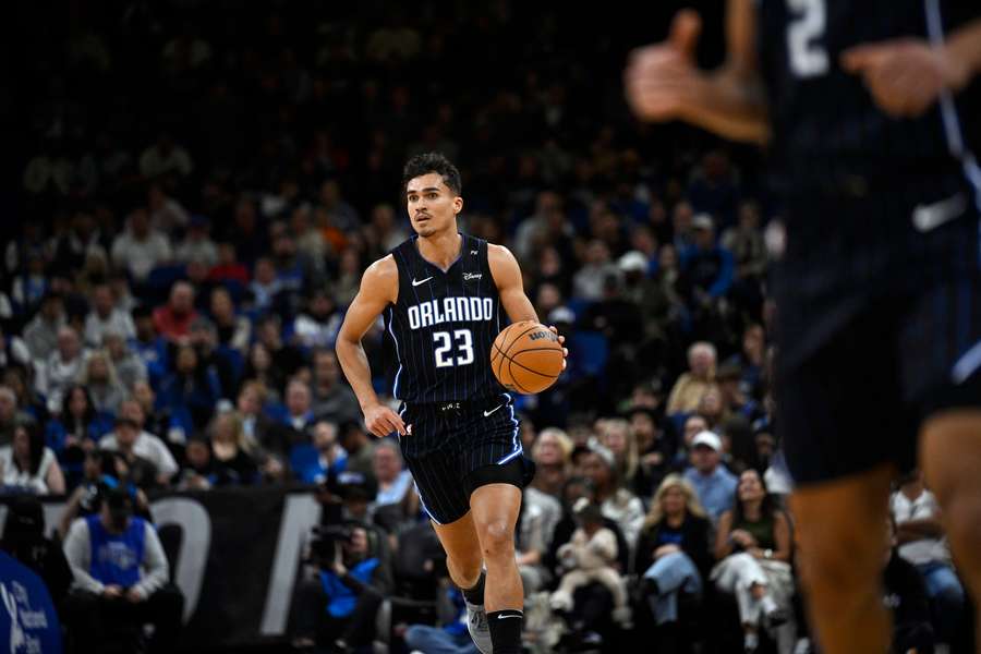 Tristan da Silva führt den Ball im Spiel gegen die Knicks