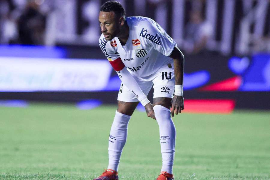 Aos 33 anos, Neymar assinou com Santos após 12 anos na Europa. 