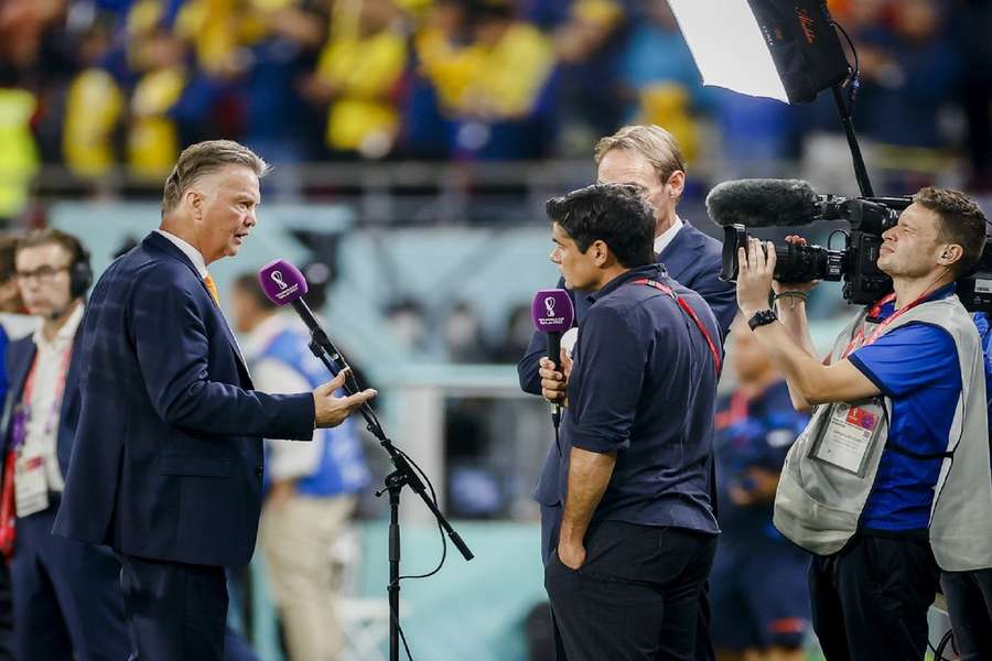 Louis van Gaal staat na de wedstrijd tegen Ecuador de pers te woord: "Meer balans bij balbezit"