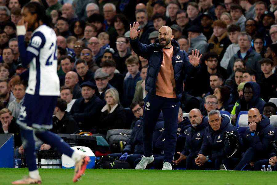 Chelsea manager Enzo Maresca issues instructions