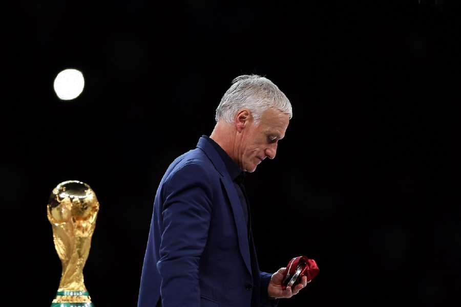 Didier Deschamps loopt met zijn zilveren medaille langs de beker die hij niet gewonnen heeft