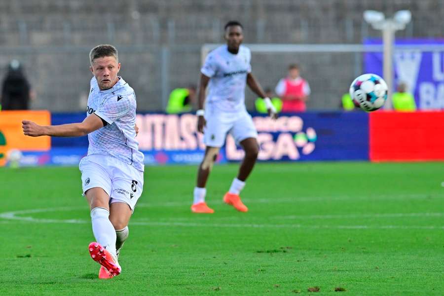 Záložník Plzně Lukáš Červ během zápasu proti Artisu. Záložník Plzně Lukáš Červ během zápasu proti Artisu.
