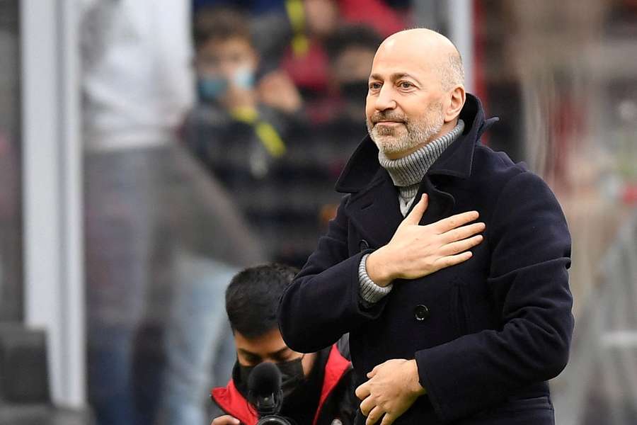 Ivan Gazidis salutes AC Milan fans at San Siro 