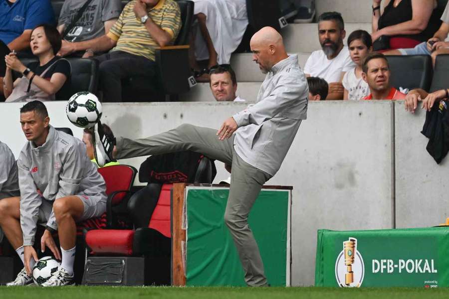 Erik ten Hag zeigt sein fußballerisches Können Erik ten Hag zeigt sein fußballerisches Können