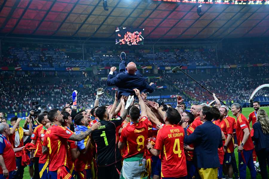 Los jugadores de España mantean a Luis de la Fuente tras ganar la Eurocopa