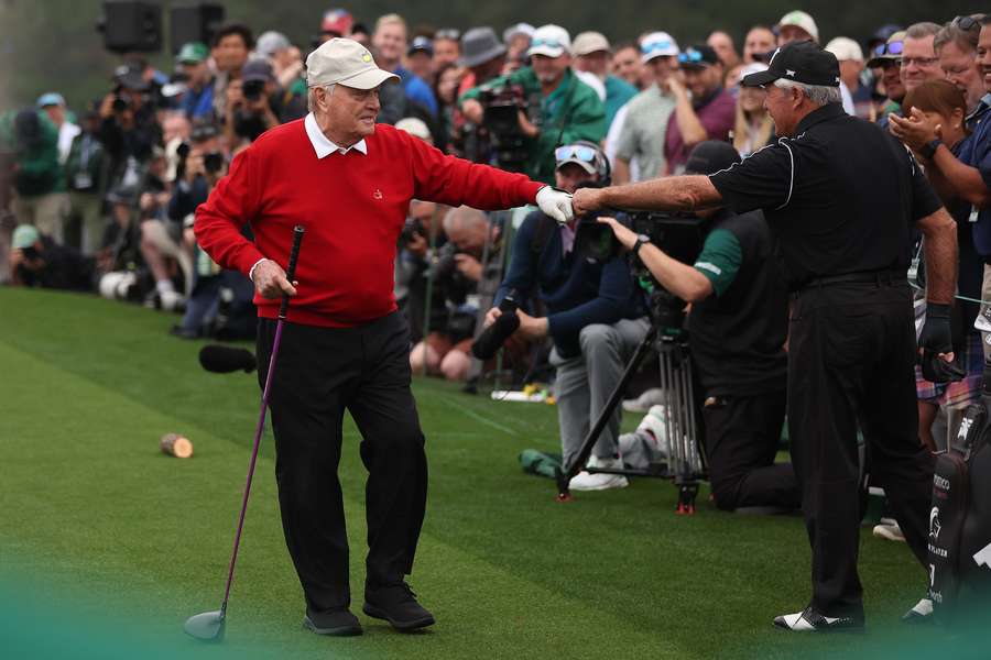 Jack Nicklaus fist bumps Gary Player