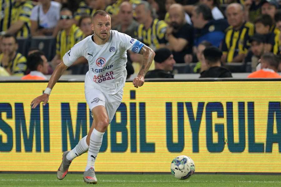 Michal Kadlec v kvalifikaci Evropské ligy na hřišti Fenerbahce.