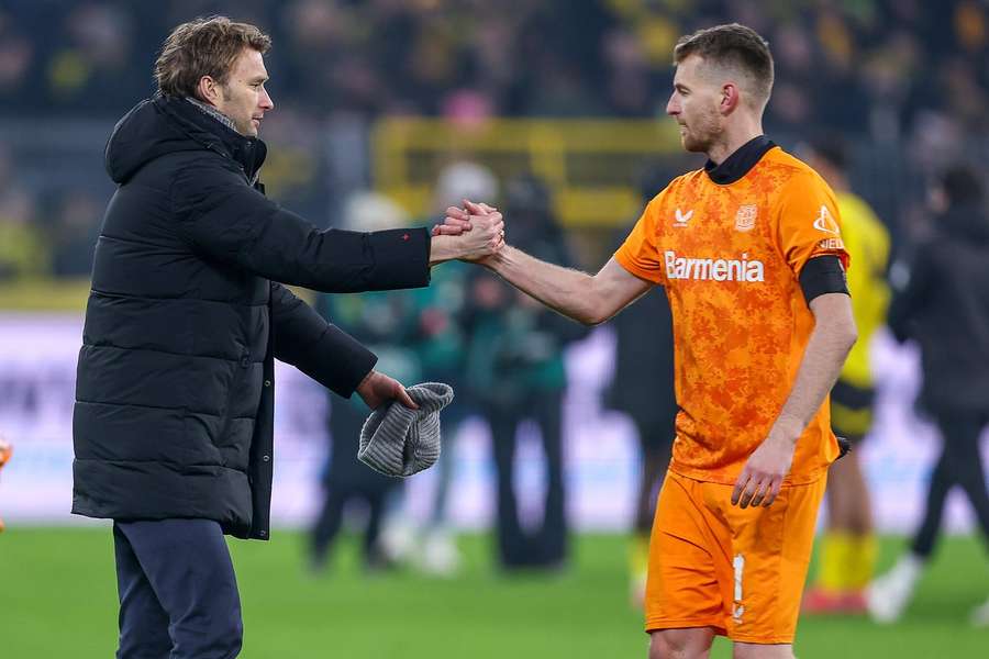 Rolfes (l.) will für Hradecky eine "gute Lösung" finden