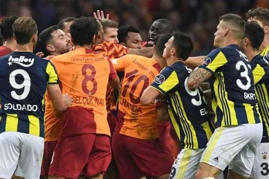 Jogo entre Galatasaray e Fenerbahçe foi um dos focos de tensão na Turquia