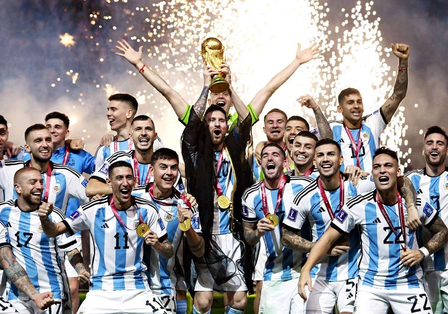 Lionel Messi (Argentine) célèbre lors de la cérémonie de remise des prix de la Coupe du monde 2022 au Lusail Stadium, à Al Daayen (Qatar), le 18 décembre 2022.