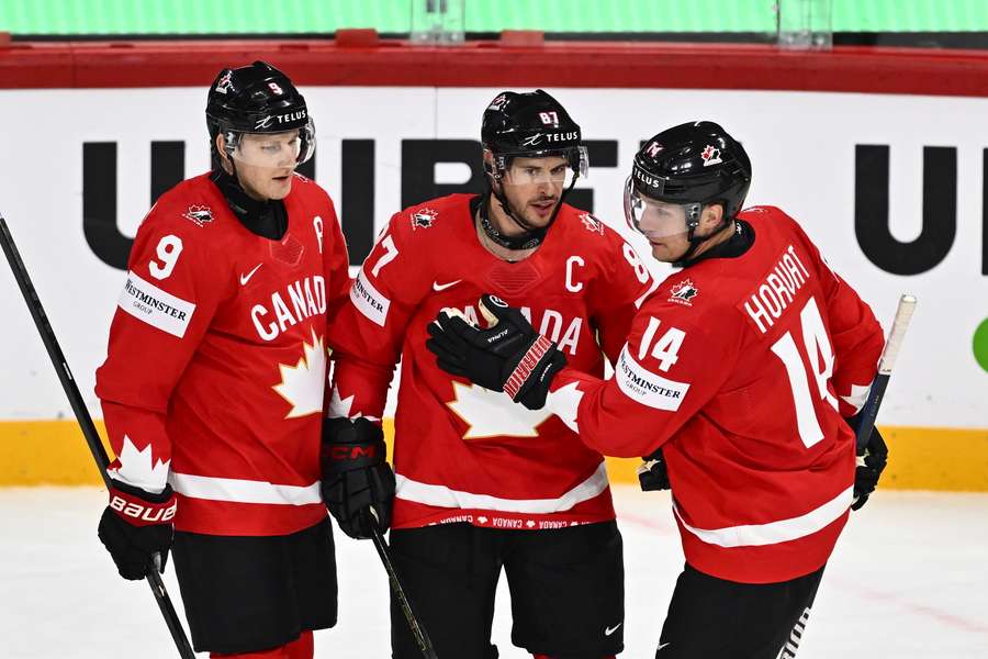 MacKinnon, Crosby a Horvat v dueli proti Francúzom.