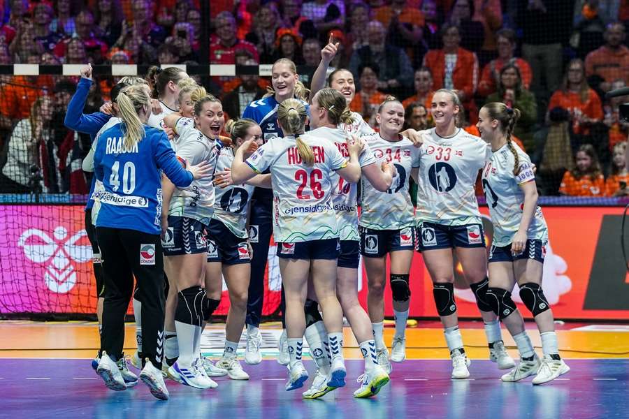 Norwegen ist mit einem 35:25-Sieg über Holland ins Finale eingezogen Norwegen ist mit einem 35:25-Sieg über Holland ins Finale eingezogen