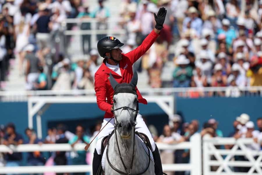 Christian Kukuk feiert den Gewinn der Goldmedaille im Springreiten.