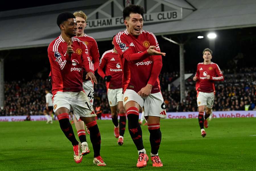Lisandro Martínez byl jediným střelcem United při výhře nad Fulhamem.