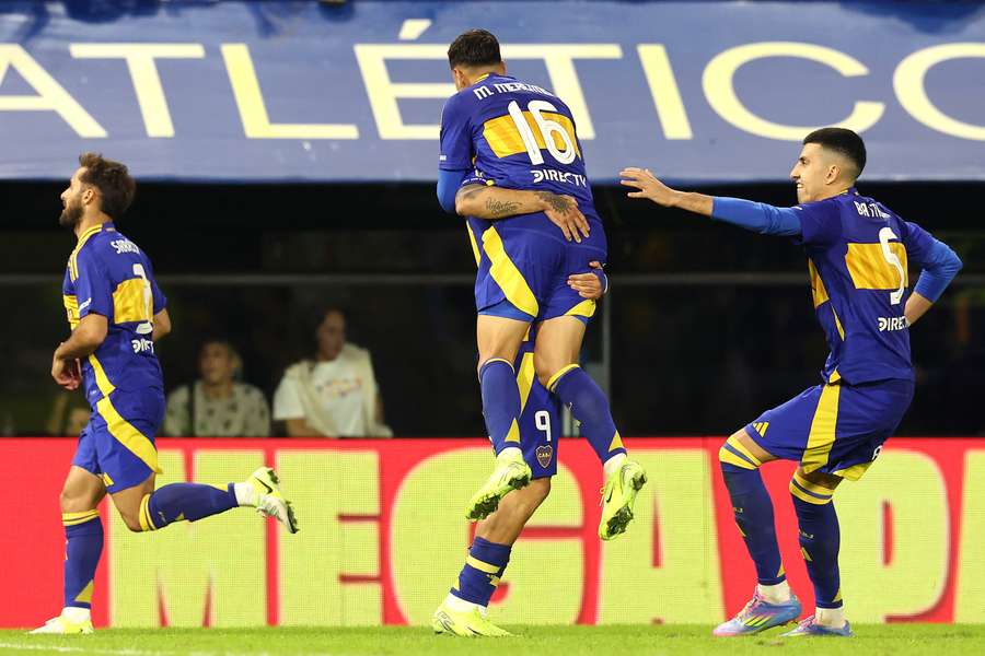 Jugadores de Boca celebran un gol.