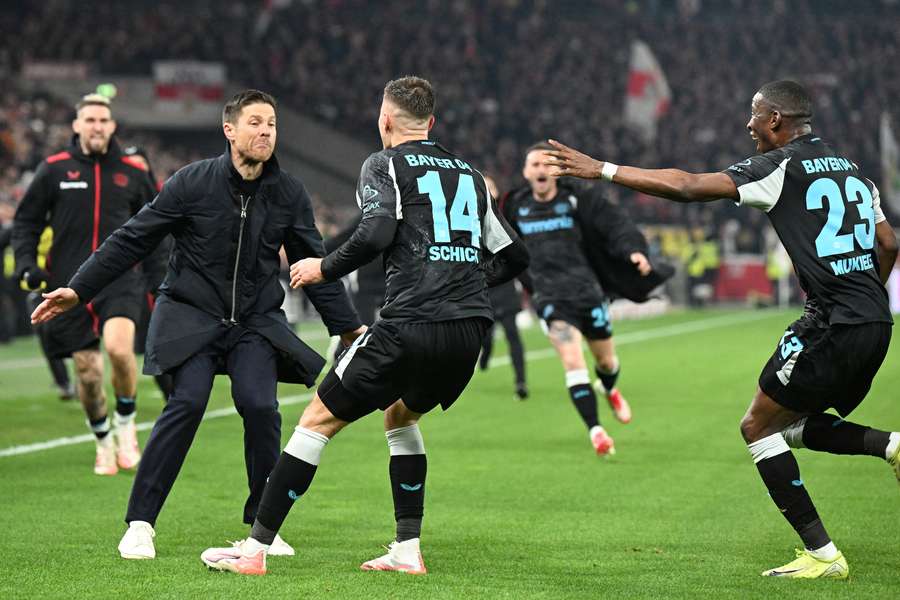 Patrik Schick (M.) erzielte beim 4:3-Erfolg in Stuttgart das entscheidende Tor