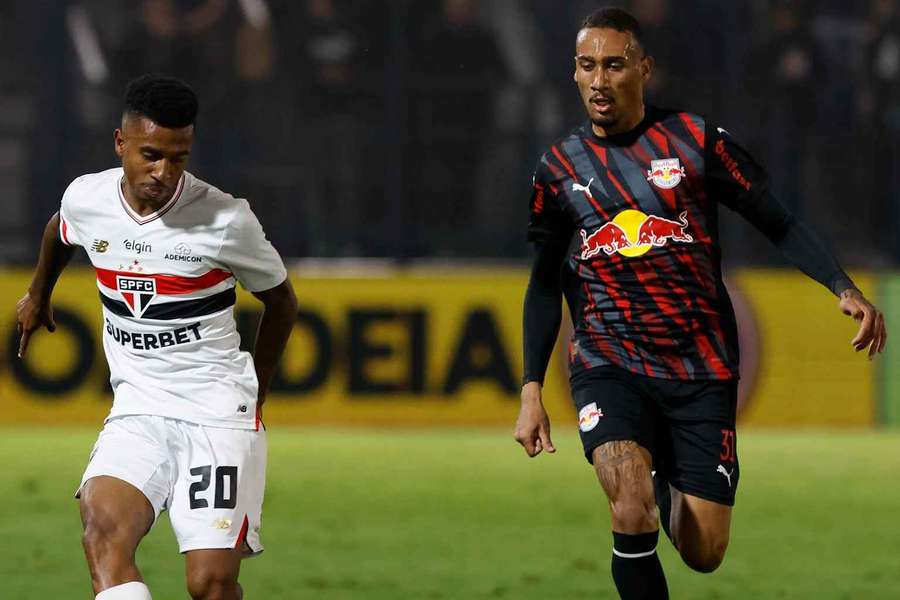 São Paulo e Red Bull Bragantino duelam na capital paulista neste sábado (8)