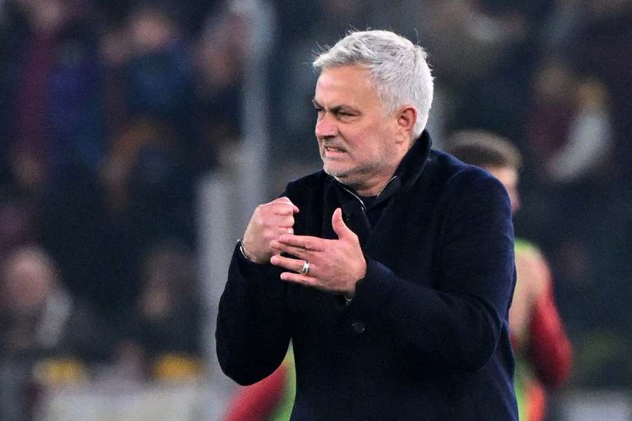 Mourinhos notoriske temperament har skaffet ham to dage "i skyggen" for Roma.