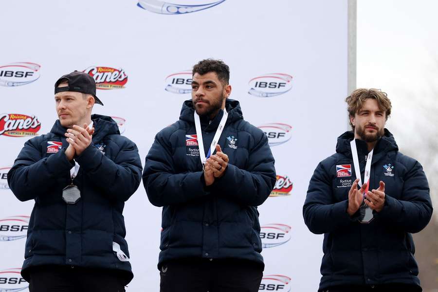Arran Gulliver (z prawej) na podium mistrzostw świata