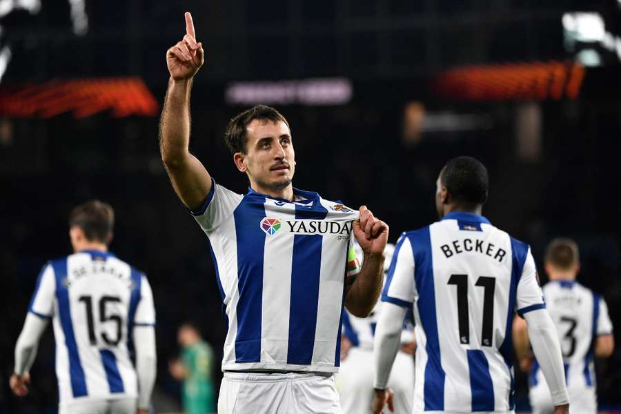 Mikel Oyarzábal celebra uno de sus goles ante el Dinamo Kiev