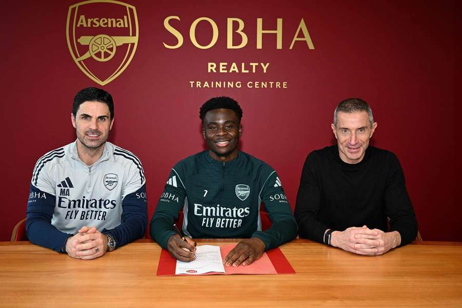 Bukayo Saka podepsal novou smlouvu s Arsenalem.