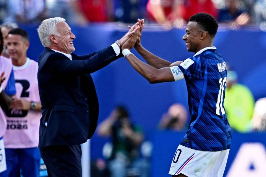 Deschamps comemora gol com Kylian Mbappé Deschamps comemora gol com Kylian Mbappé