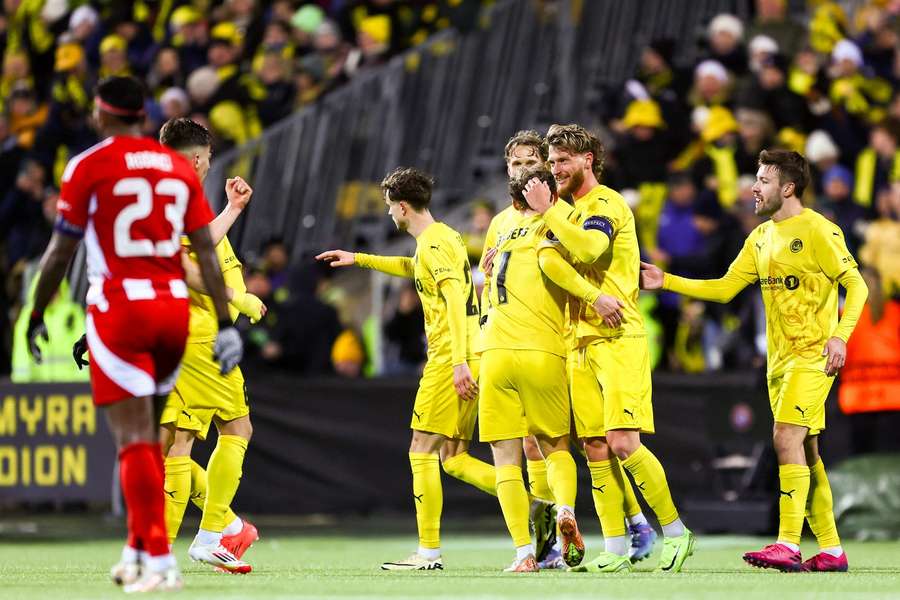 Kasper Hogh celebrando el gol con sus compañeros del Bodo/Glimt