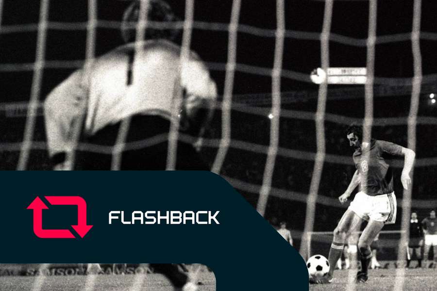 Antonin Panenka marca o seu famoso penálti no Euro-1976