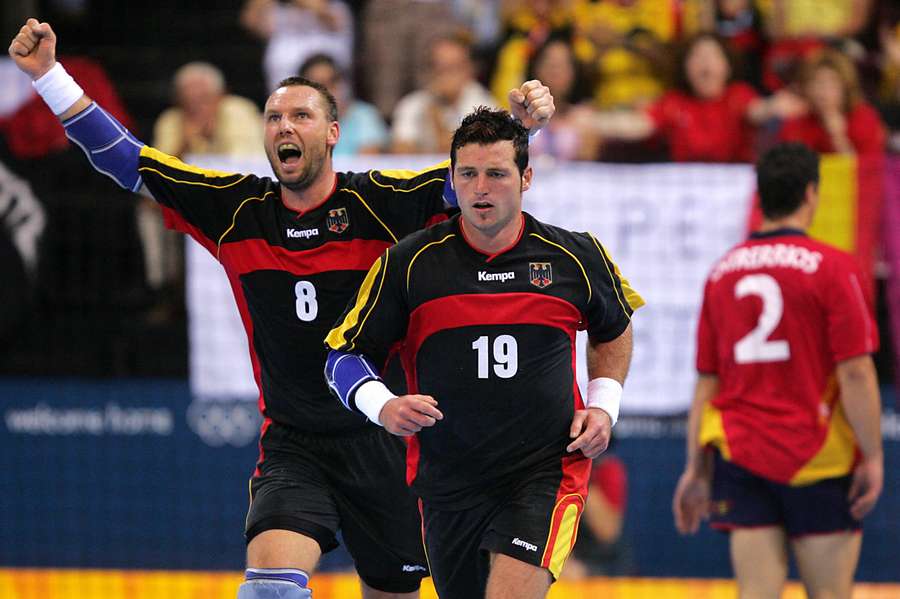 Christian Schwarzer (l.) and Florian Kehrmann (m.) feierten 2004 gemeinsam den EM-Titel