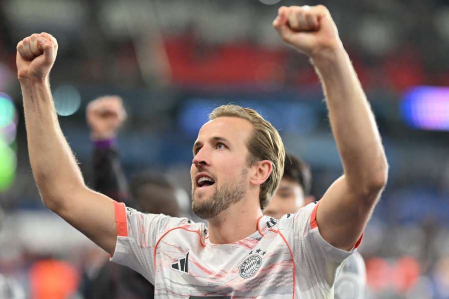 Bayern de Munique, de Harry Kane (foto), quer manter invencibilidade na temporada