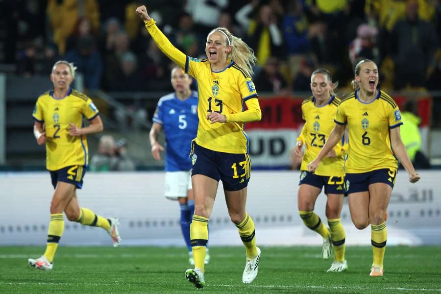 Amanda Ilestedt (C) comemora o gol contra a Itália