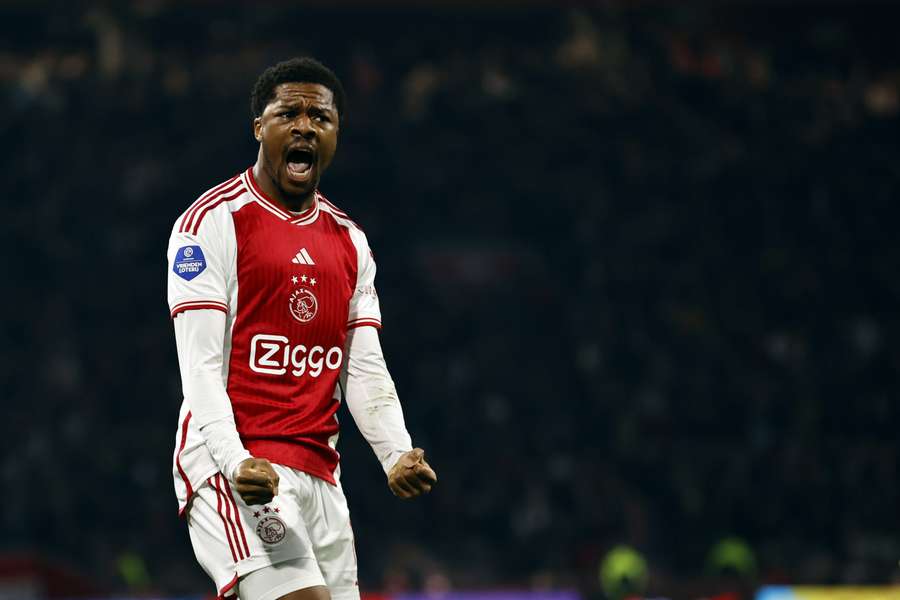 Akpom maakte tegen Heerenveen zijn tweede en derde doelpunt voor Ajax