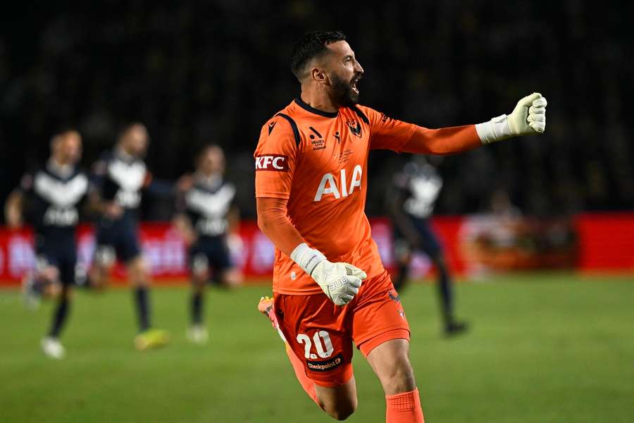 Paul Izzo reddede hele tre straffespark, da Melbourne Victory nåede semifinalen via straffesparkskonkurrence i årets A-League.