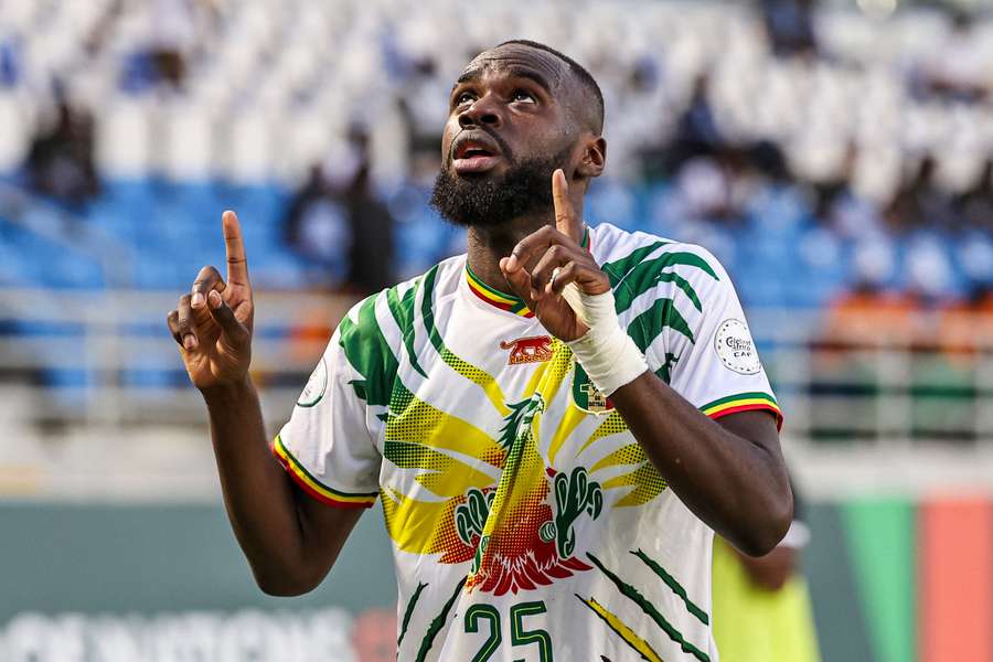 Atacantul Lassine Sinayoko din Mali sărbătorește după ce a marcat al doilea gol al echipei sale