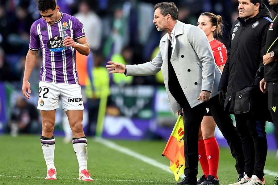 Real Valladolid coach Cocca rallies players and fans after defeat at Rayo