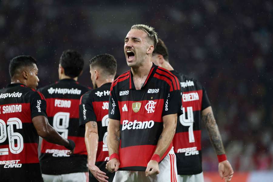 El Flamengo golea y presiona