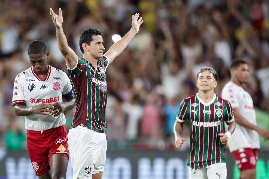 Ganso, de pênalti, marcou o terceiro gol do Fluminense na partida