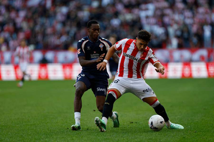 Germain Milla, a la izquierda, intenta robar un balón a Alejo Sarco Germain Milla, a la izquierda, intenta robar un balón a Alejo Sarco