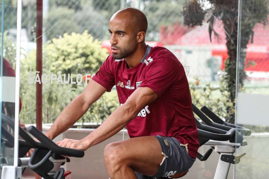 Lucas Moura tem regresso previsto contra o Atlético-MG