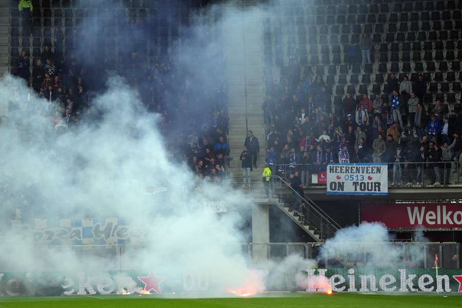 AZ - Heerenveen al snel stilgelegd vanwege vuurwerk op veld