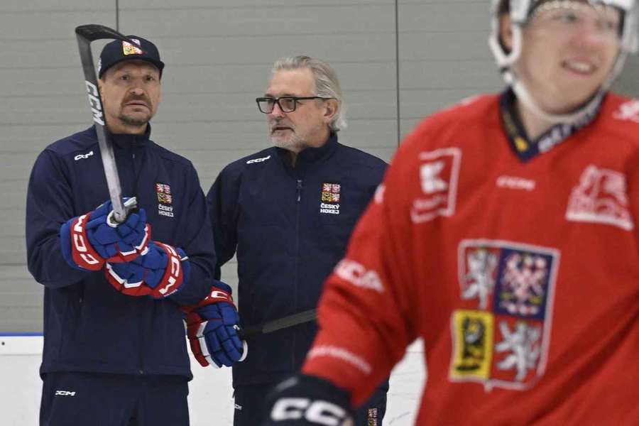 Zdeněk Moták (vpravo) během tréninku v komunikaci s asistentem Pavlem Grossem. Zdeněk Moták (vpravo) během tréninku v komunikaci s asistentem Pavlem Grossem.