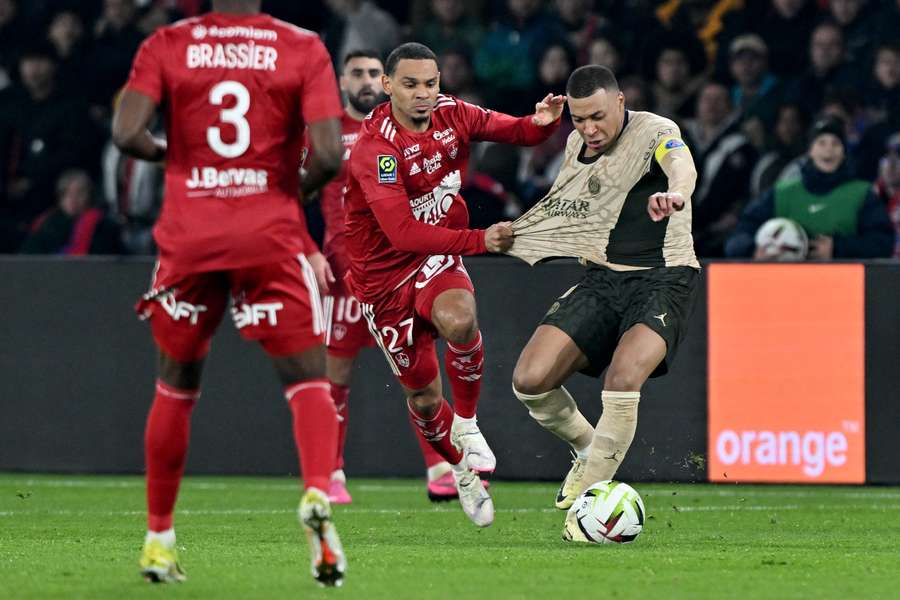 Mbappé sofre marcação apertada do Brest