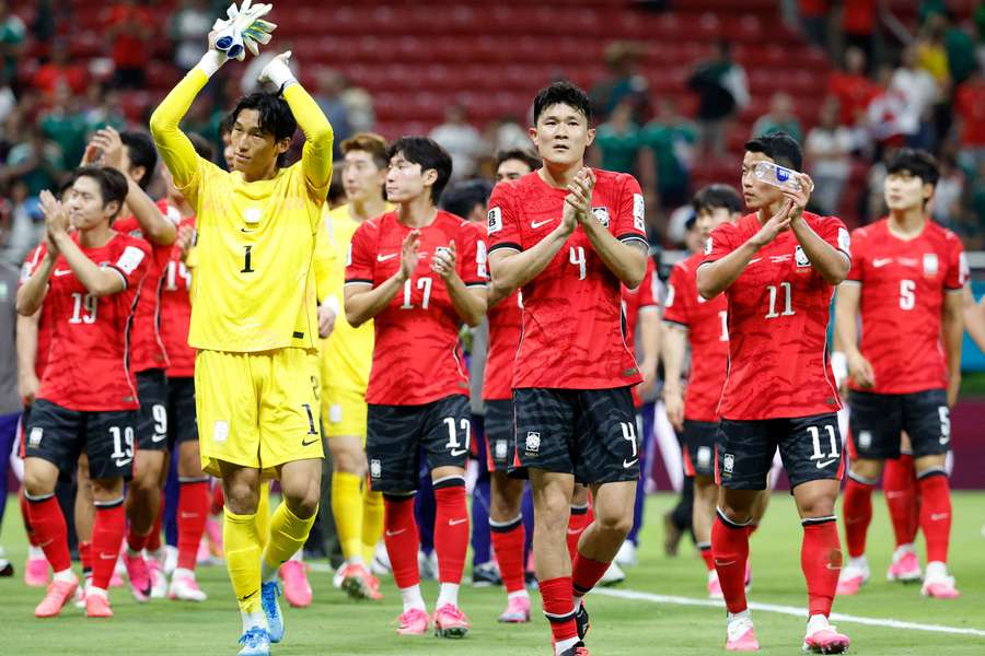 Jogadores da Coreia do Sul comemoram com a torcida a vitória na estreia do Mundial Jogadores da Coreia do Sul comemoram com a torcida a vitória na estreia do Mundial