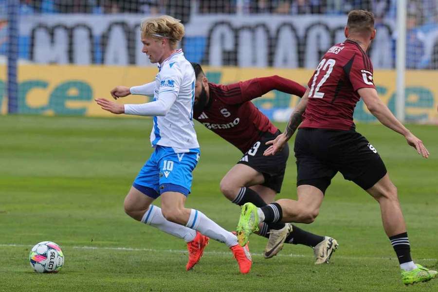 Matěj Šín (v bílém) dal jediný gól Baníku v duelu se Spartou.