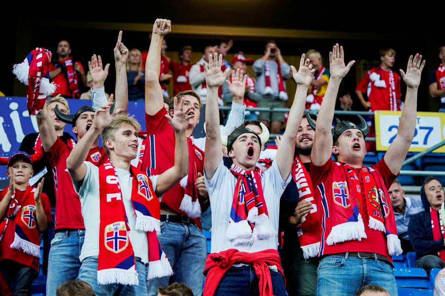 Jóvenes aficionados de Noruega animan a los suyos