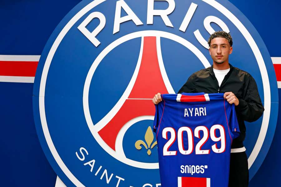 Adam Ayari avec son nouveau maillot. Adam Ayari avec son nouveau maillot.