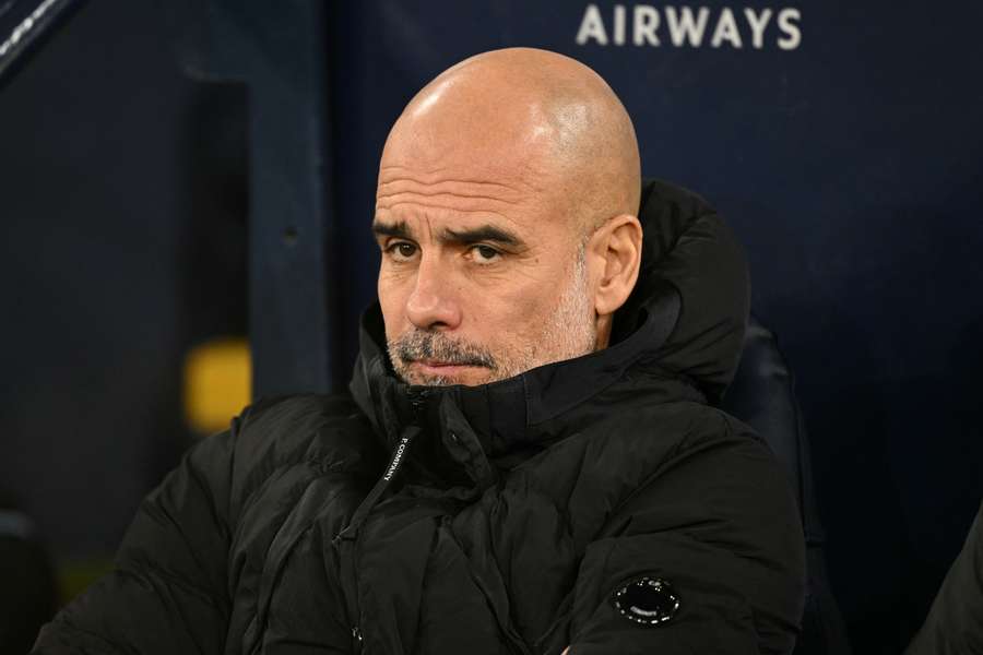 Guardiola durante o jogo frente ao Chelsea.