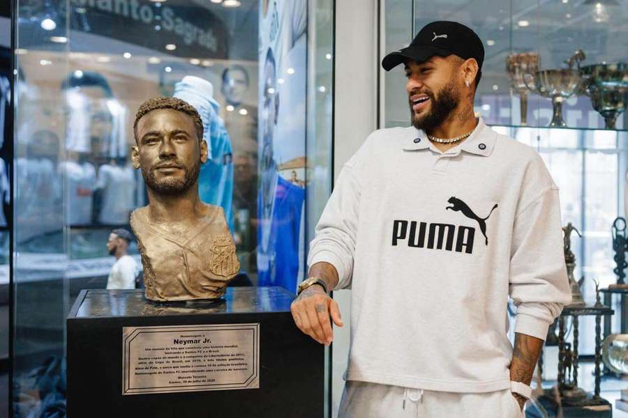 Neymar foi homenageado no Memorial de Conquistas do Santos