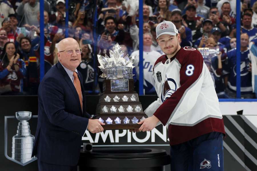 Cale Makar po vítězství ve Stanley Cupu přebírá Conn Smythe Trophy pro nejužitečnějšího hráče play off.