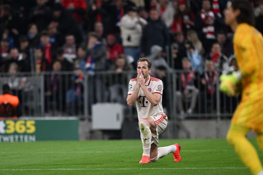 Harry Kane ärgert sich nach seinem Fehlschuss.
